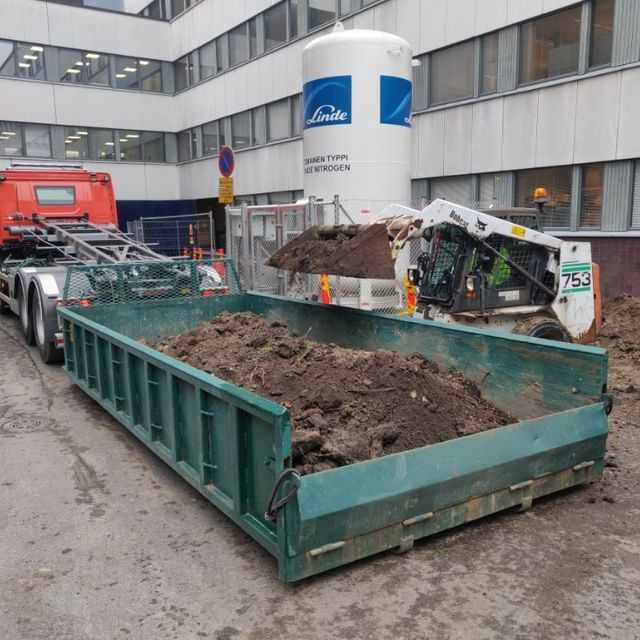 matala vaihtolava, maansiirto, bobcat, maalava, savi, maankaatopaikka, vaihtolava ja kuljetusauto, roskalava rakennustyömaalla, tummanvihreä vaihtolava, suljettu vaihtolava, kannellinen lava, roskalava ja rakennusjäte, talkoolava, haravointijäte, talkoojäte, vaihtolava, puujäte, sekajäte, helsinki, espoo, vantaa, vaihtolava helsinki, vaihtolava, vantaa, vaihtolava espoo, pieni lava