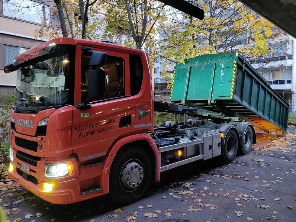 vaihtolavan nosto kuljetusautoon