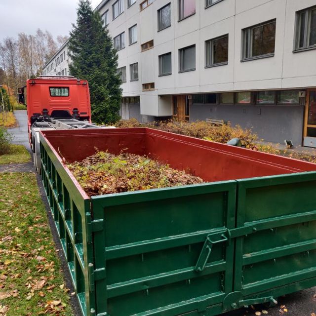 syksyn lehtiä roskalavalla, matala vaihtolava, maansiirto, bobcat, maalava, savi, maankaatopaikka, vaihtolava ja kuljetusauto, roskalava rakennustyömaalla, tummanvihreä vaihtolava, suljettu vaihtolava, kannellinen lava, roskalava ja rakennusjäte, talkoolava, haravointijäte, talkoojäte, vaihtolava, puujäte, sekajäte, helsinki, espoo, vantaa, vaihtolava helsinki, vaihtolava, vantaa, vaihtolava espoo, pieni lava